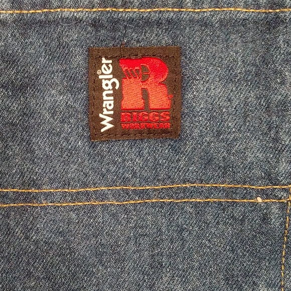 Like new Wrangler relaxed fit jeans - Picture 3 of 6